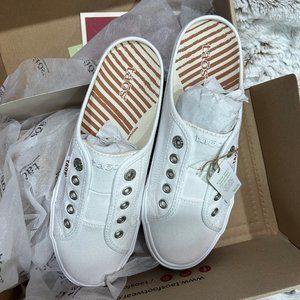 White canvas slip-on Taos Footwear sneaker, EZ Soul size 8.5 NEW in box